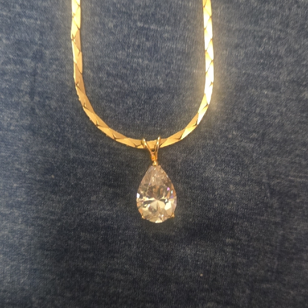 Gold Teardrop Pendant Necklace